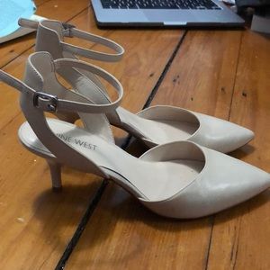 Kitten heel pointed nude shoes
